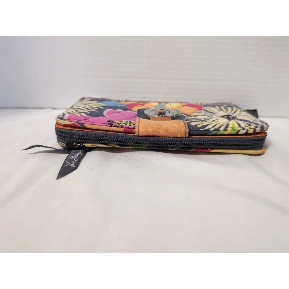 VERA BRADLEY WALLET Zip around TURNLOCK FLORAL PRINT